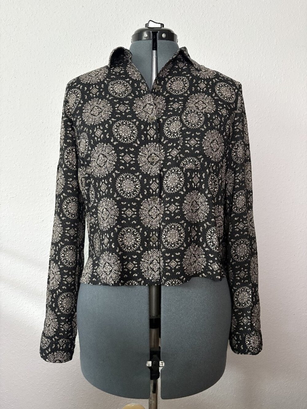 Forever 21 Medium Black Cream Bandana Paisley Print Long Sleeve Button Blouse